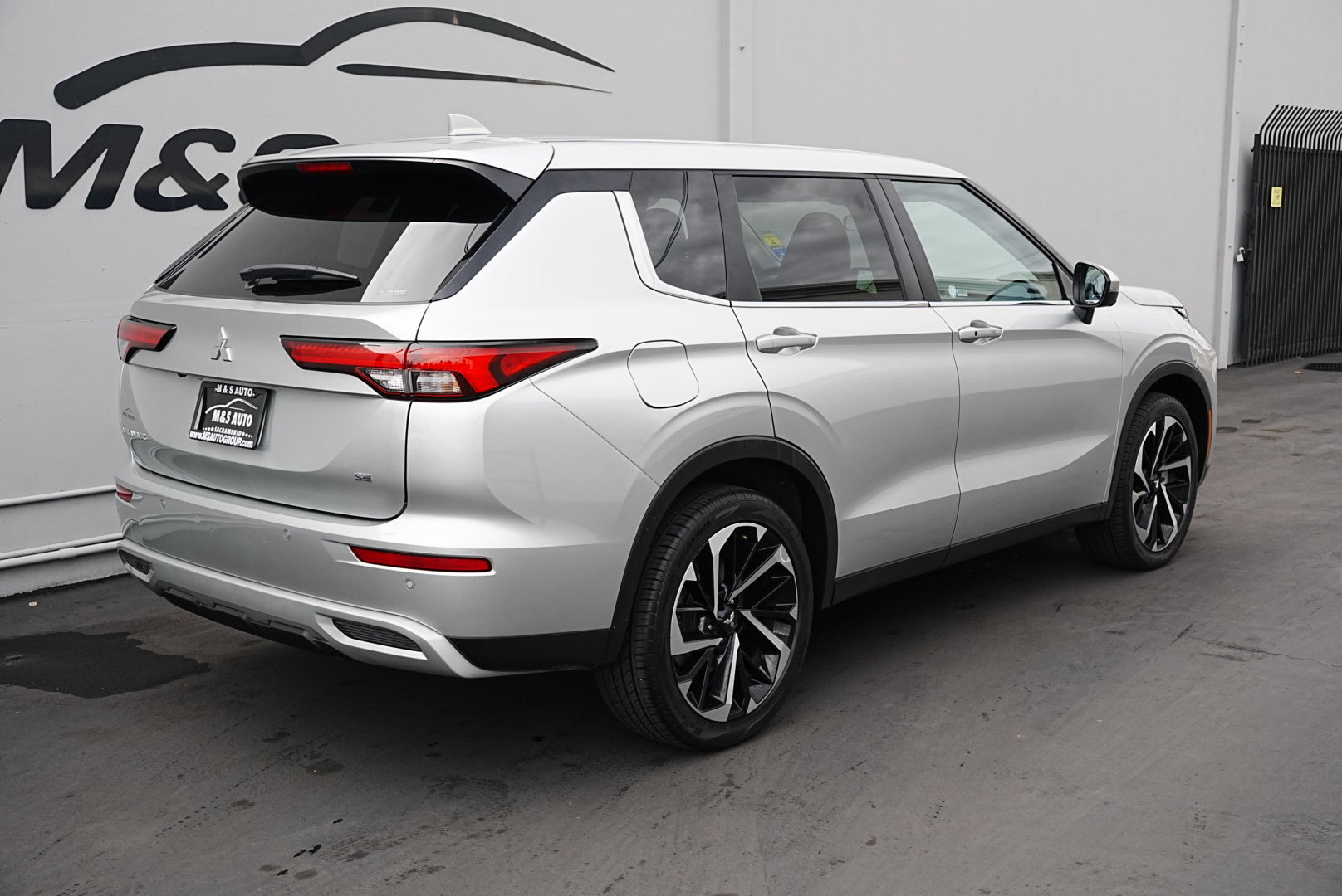 Used 2024 Mitsubishi Outlander SE image 4