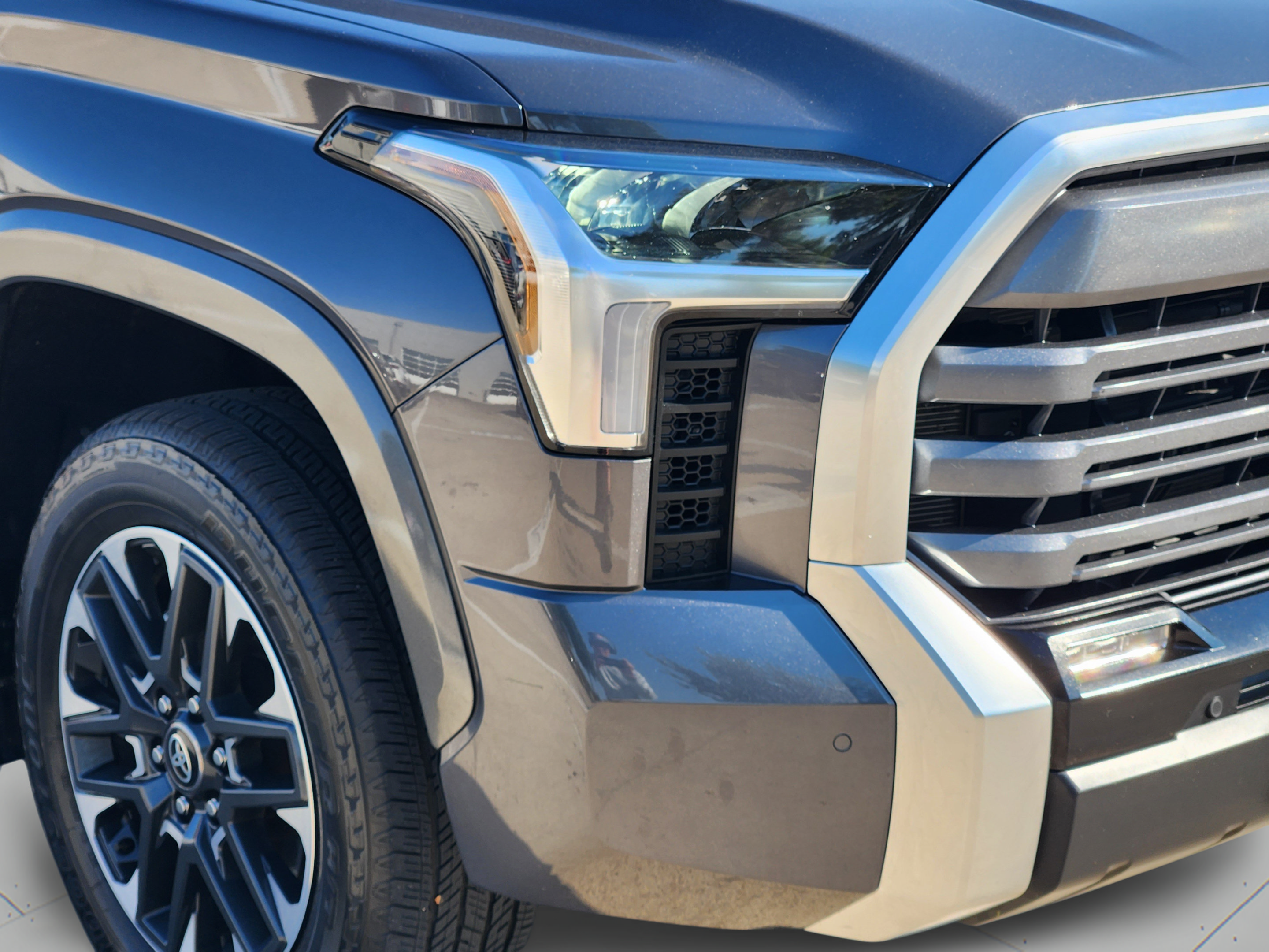 Used 2025 Toyota Tundra Limited AWD/4WD image 31