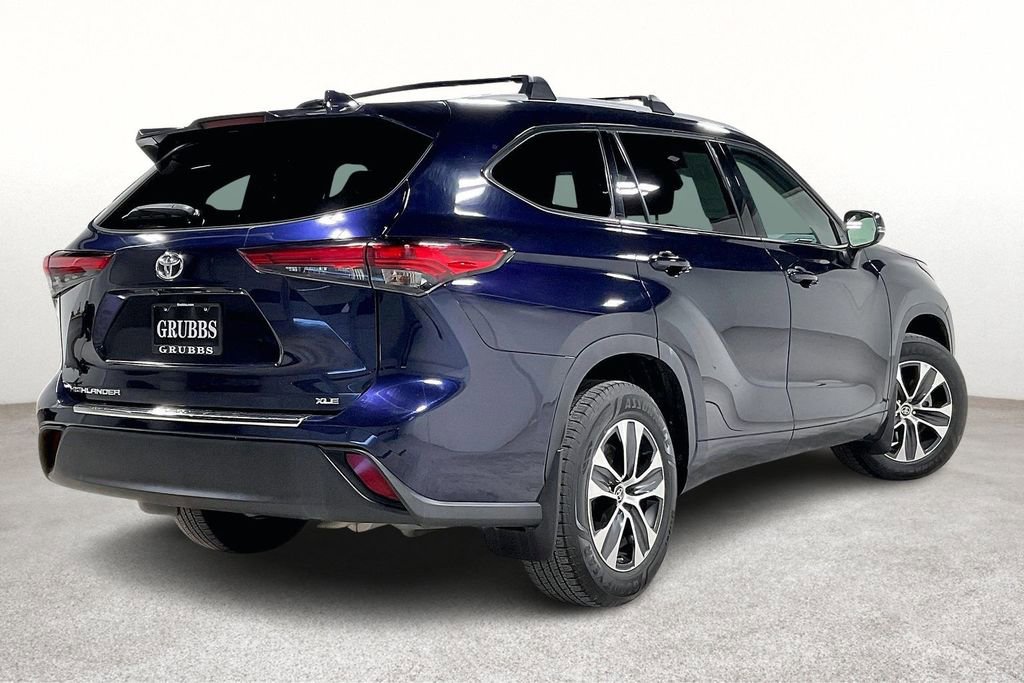 Used 2022 Toyota Highlander XLE image 2