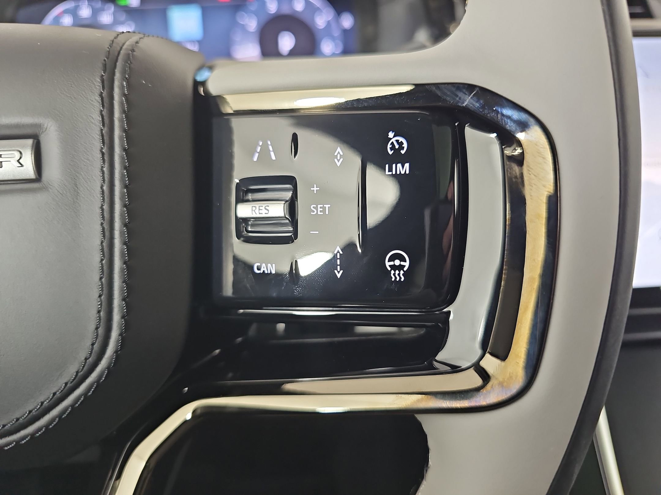 New 2026 Land Rover Range Rover Velar Dynamic SE image 17