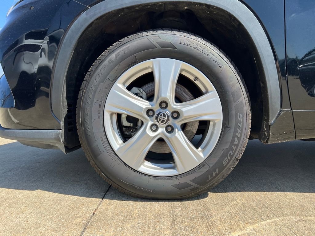 Used 2023 Toyota Highlander L FWD image 25