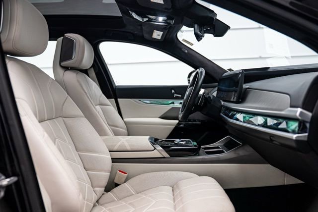 Used 2023 BMW 760i xDrive image 13