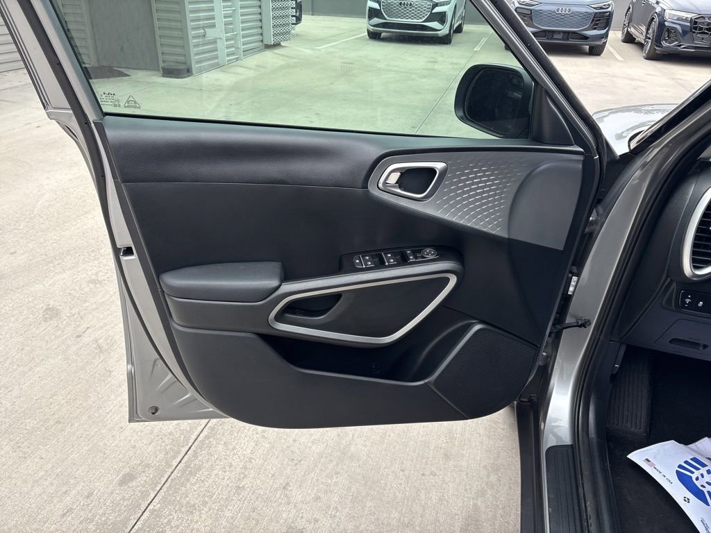 Used 2025 Kia Soul LX image 10