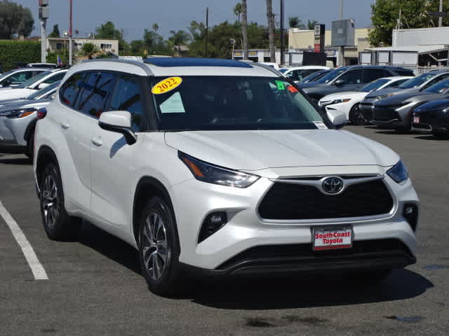 Used 2022 Toyota Highlander XLE FWD image 2