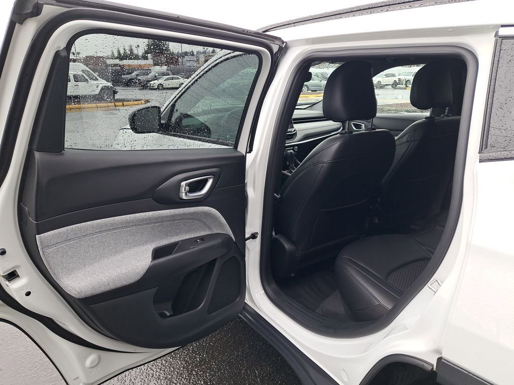 Used 2023 Jeep Compass Latitude image 13