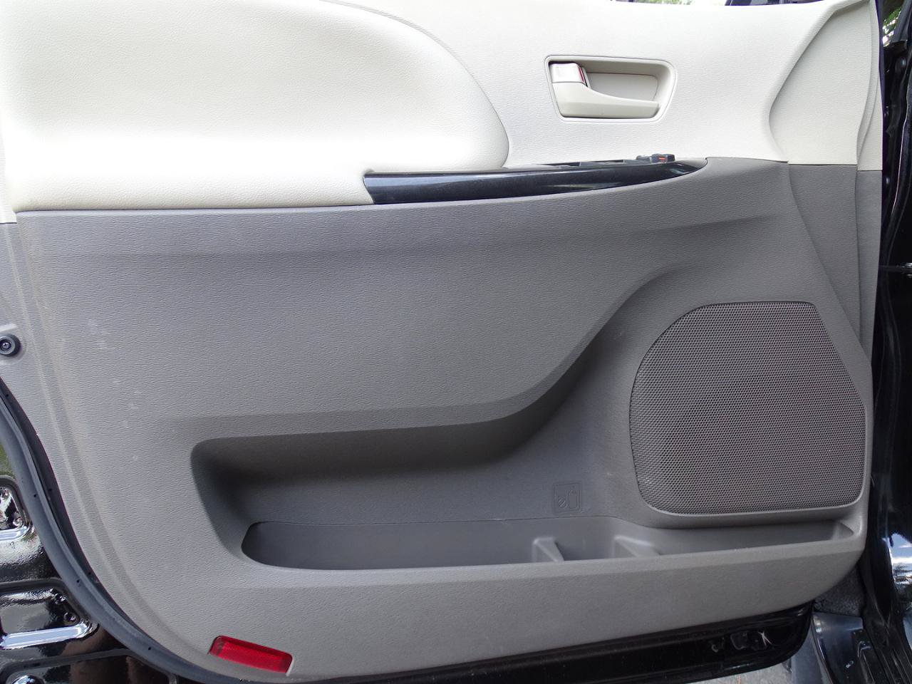 Used 2014 Toyota Sienna LE FWD image 19
