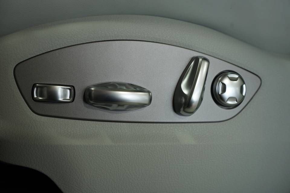 Certified 2026 Porsche Macan AWD/4WD image 33
