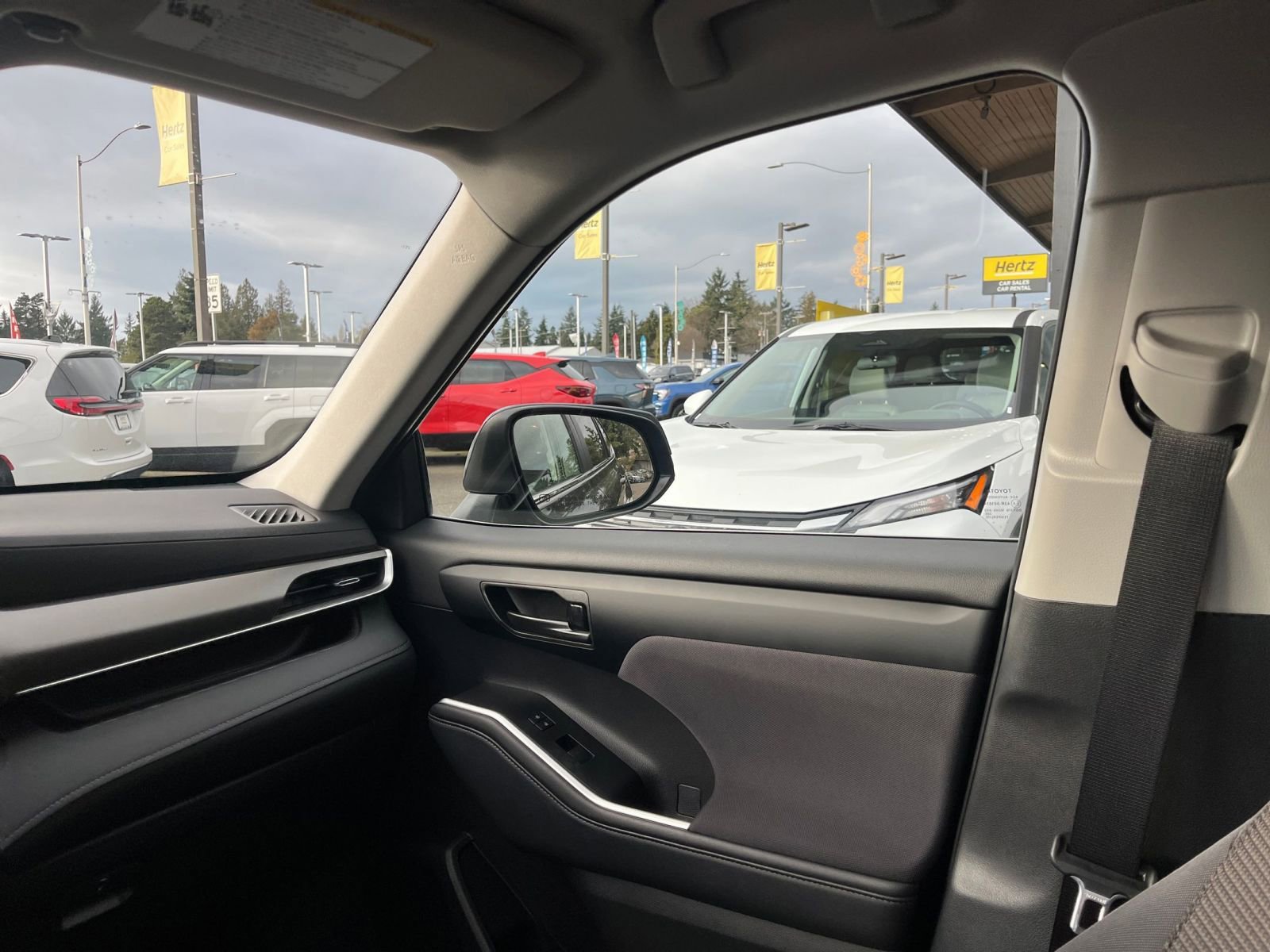 Used 2025 Toyota Highlander LE image 37