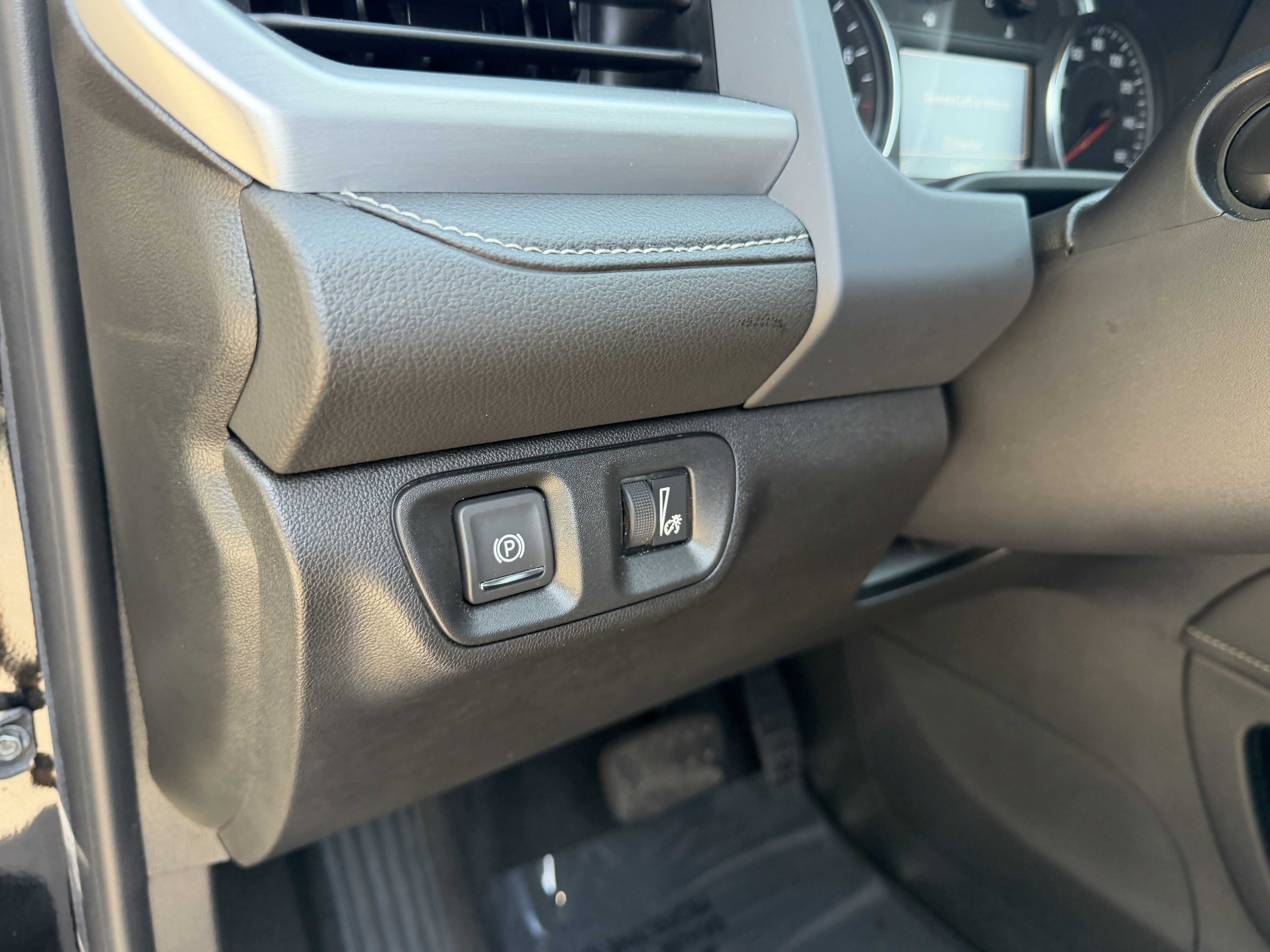 Used 2023 GMC Acadia SLT FWD image 11