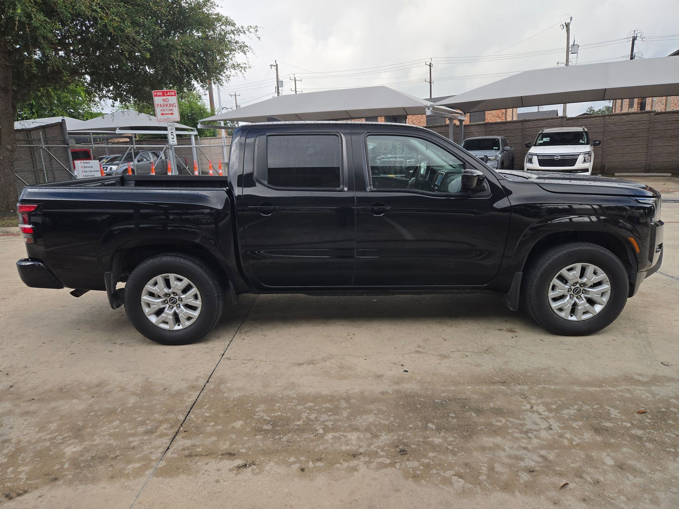 Used 2022 Nissan Frontier SV RWD image 2