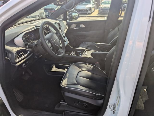 Used 2023 Chrysler Pacifica Limited w/ Uconnect Theater Family Group AWD/4WD image 13