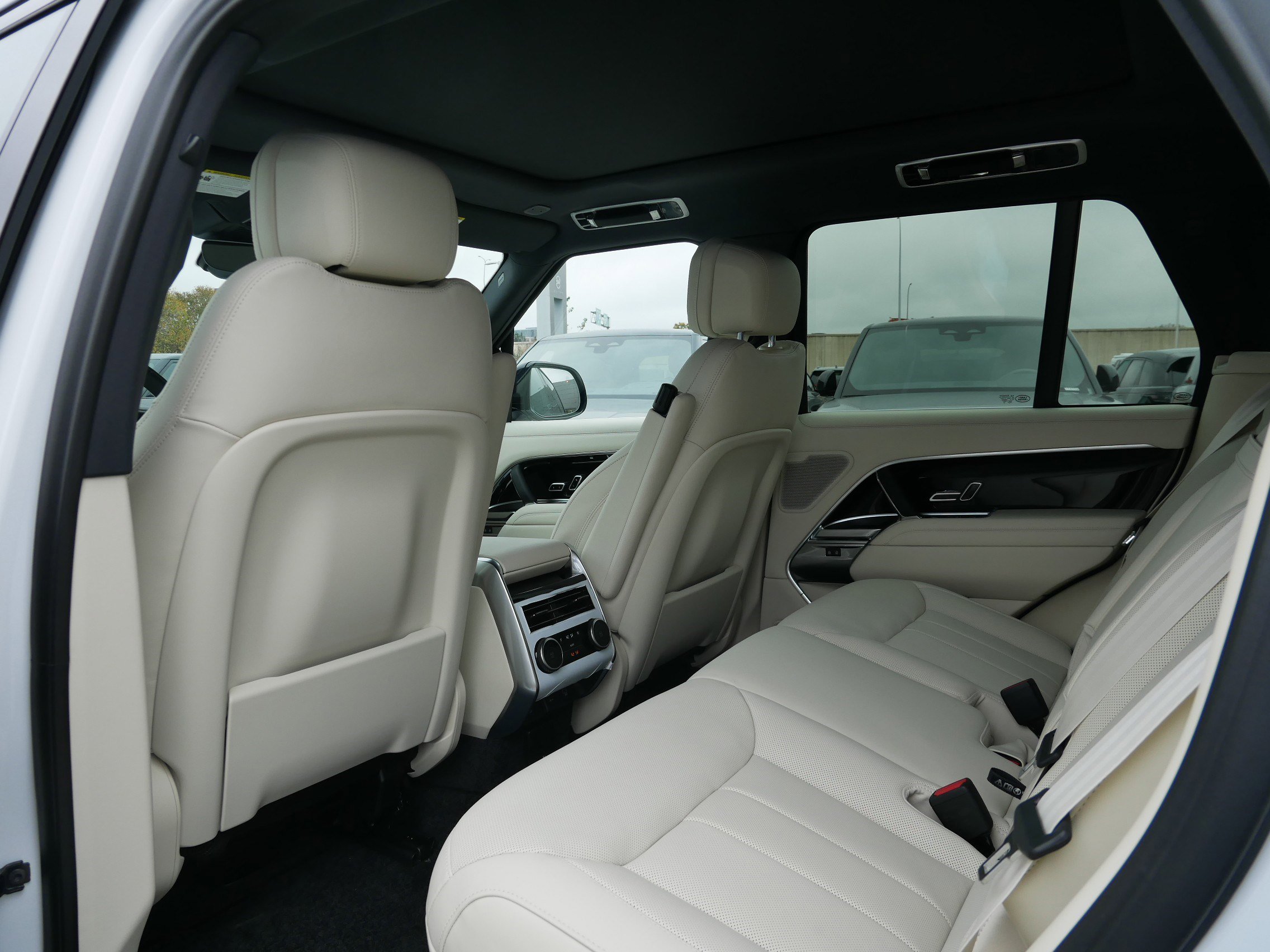 New 2025 Land Rover Range Rover SE image 6