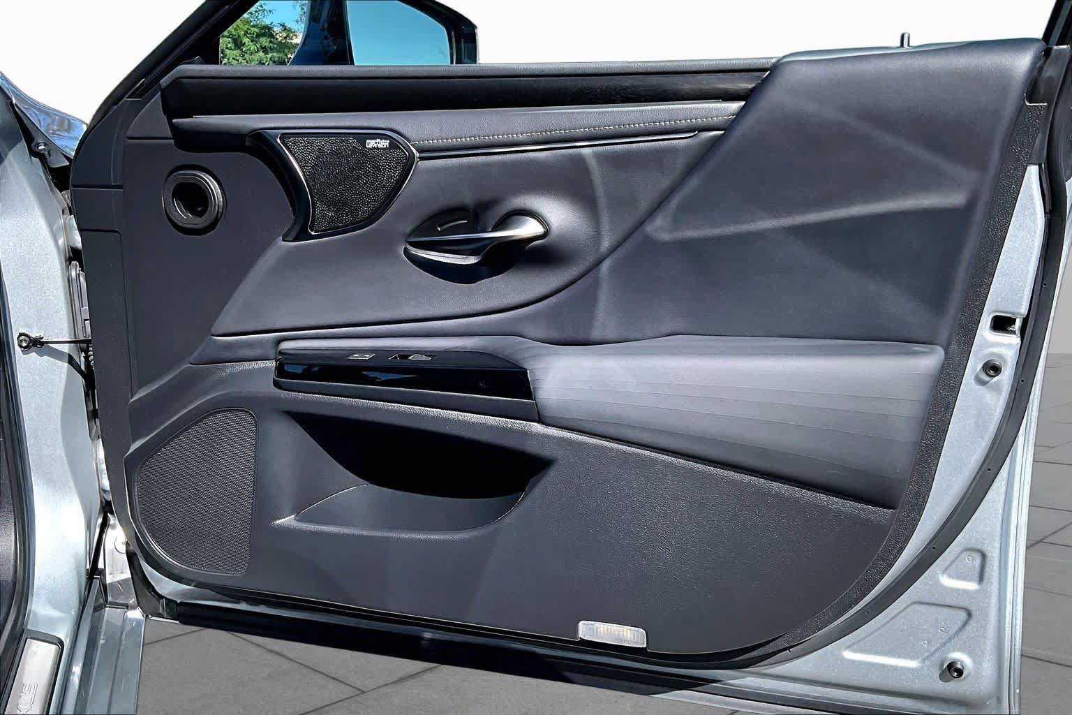 Used 2022 Lexus ES 300h w/ Accessory Package FWD image 21