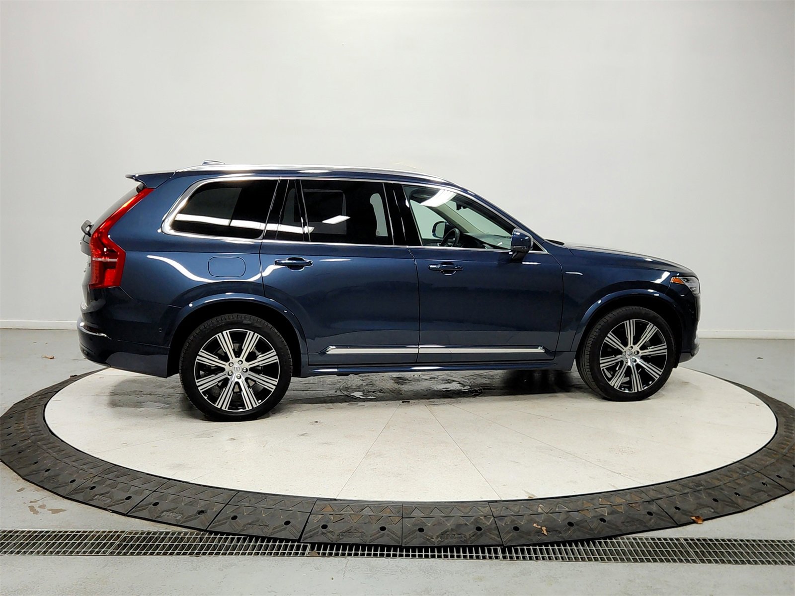 Used 2024 Volvo XC90 B6 Ultimate w/ Protection Package Premier image 8