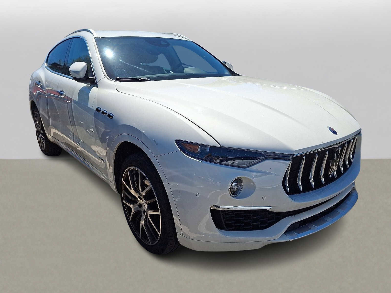 Used 2020 Maserati Levante GranLusso AWD/4WD image 2