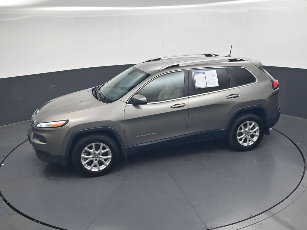 Used 2018 Jeep Cherokee Latitude w/ Cold Weather Group AWD/4WD image 34
