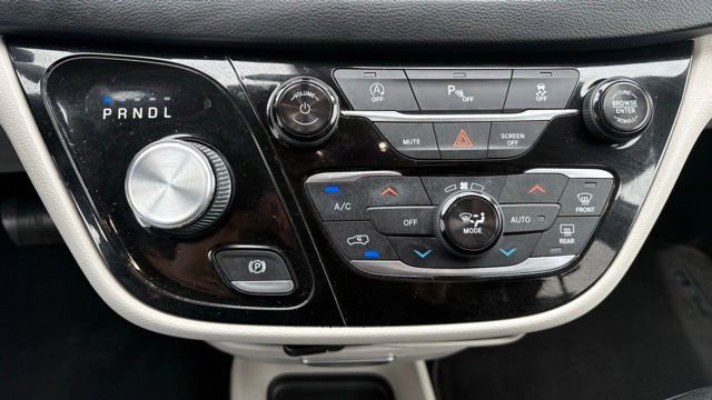Used 2018 Chrysler Pacifica Touring-L w/ Tire & Wheel Group FWD image 29