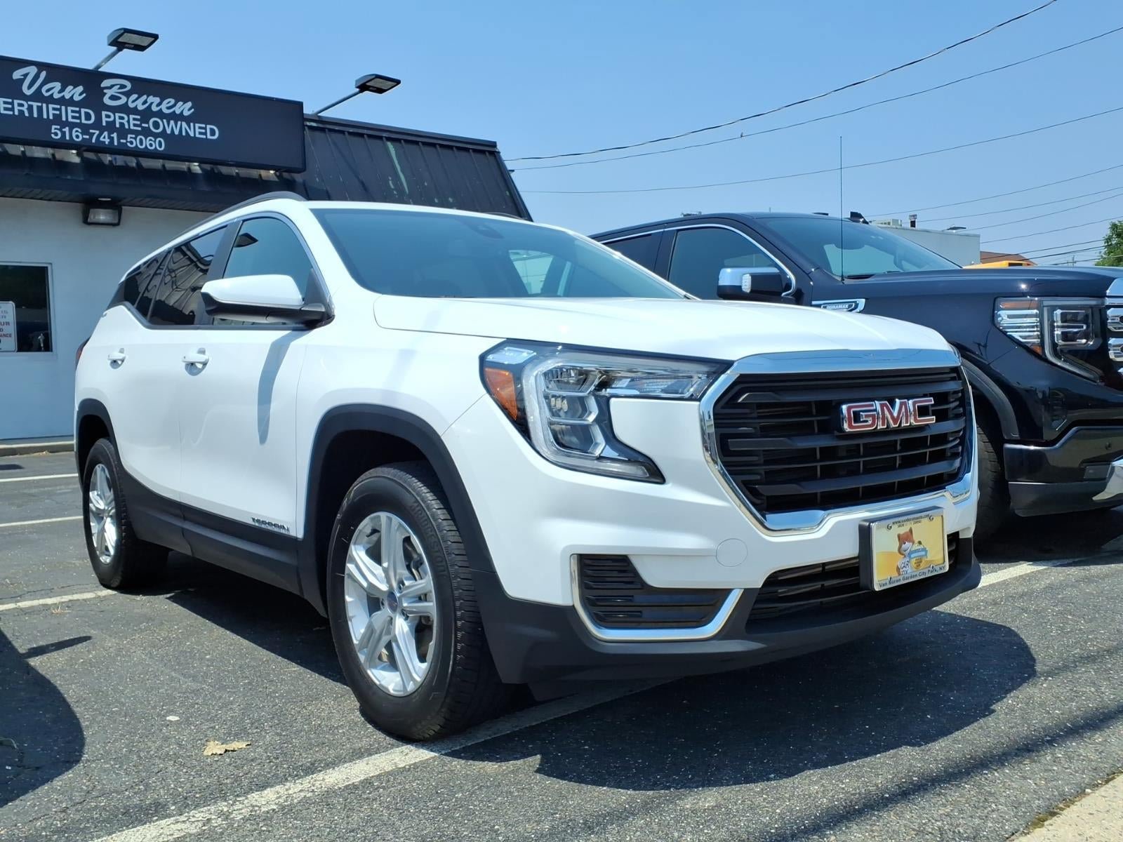 Used 2024 GMC Terrain SLE w/ Driver Convenience Package AWD/4WD image 3