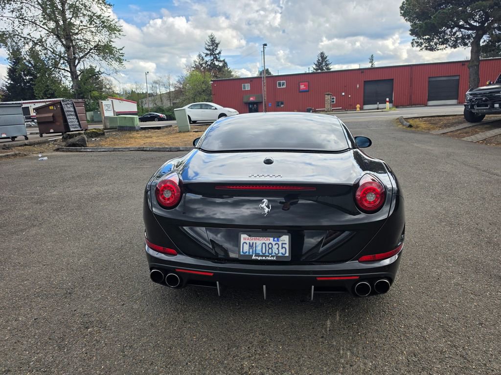 Used 2015 Ferrari California T image 3