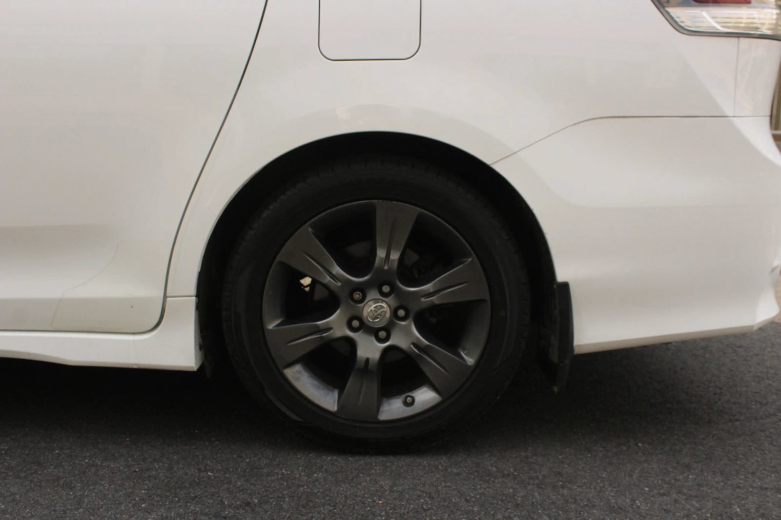 Used 2015 Toyota Sienna SE FWD image 10