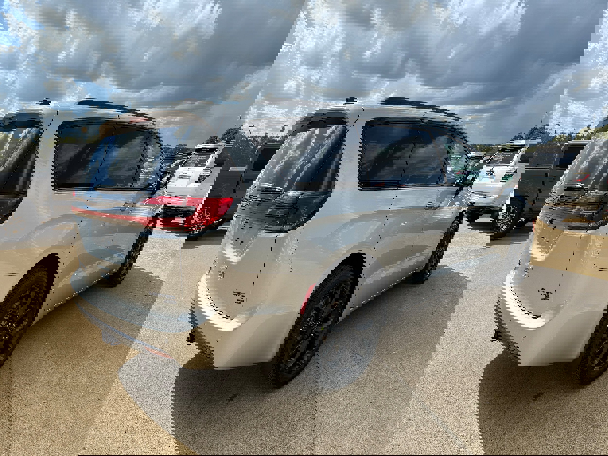 New 2026 Chrysler Pacifica Limited w/ Uconnect Theater Family Group image 4