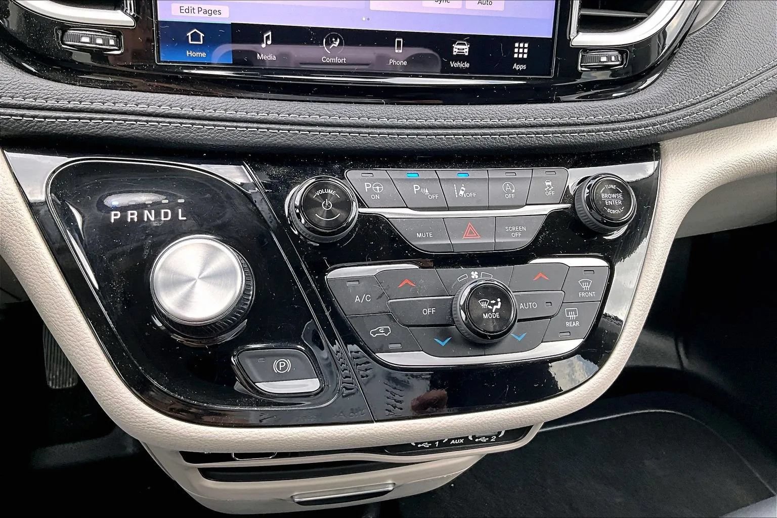 Used 2024 Chrysler Pacifica Touring-L FWD image 14