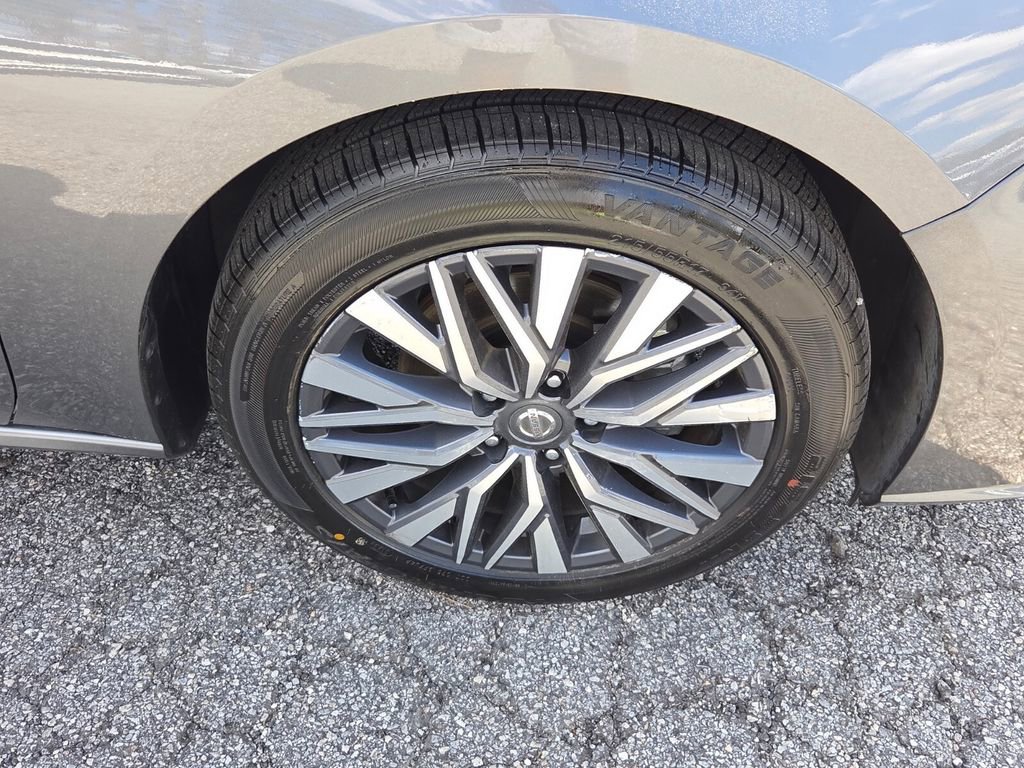 Used 2025 Nissan Altima 2.5 SV image 16