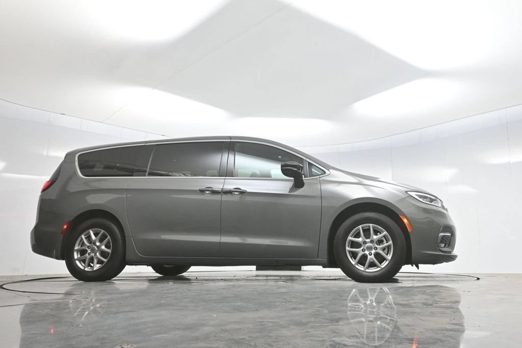 Used 2025 Chrysler Pacifica Select FWD image 68