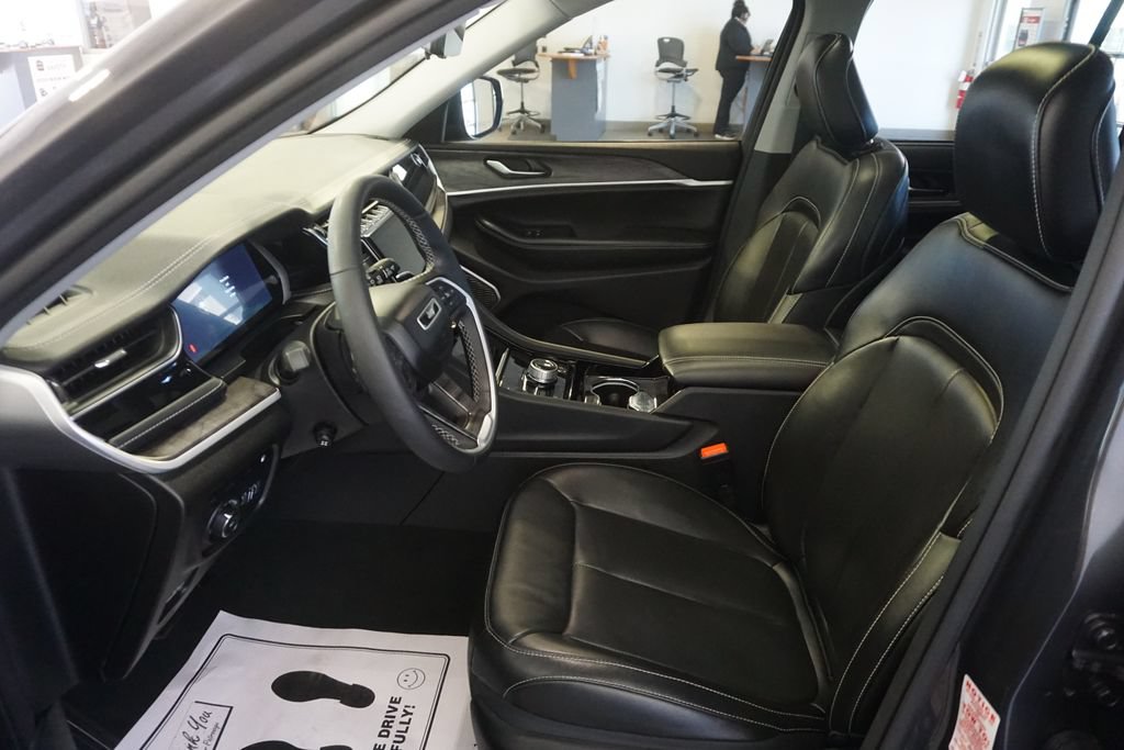 Used 2023 Jeep Grand Cherokee 4WD 4xe w/ Luxury Tech Group II image 23