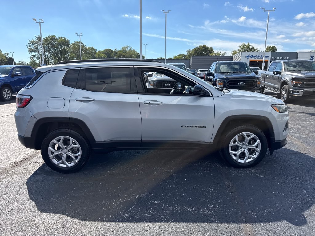 Used 2024 Jeep Compass Latitude AWD/4WD image 6