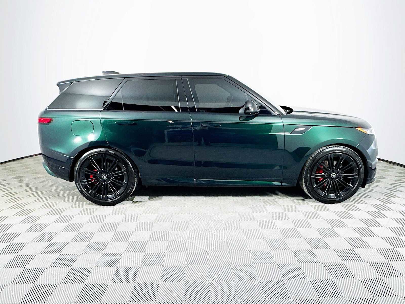 Used 2025 Land Rover Range Rover Sport Dynamic SE image 4