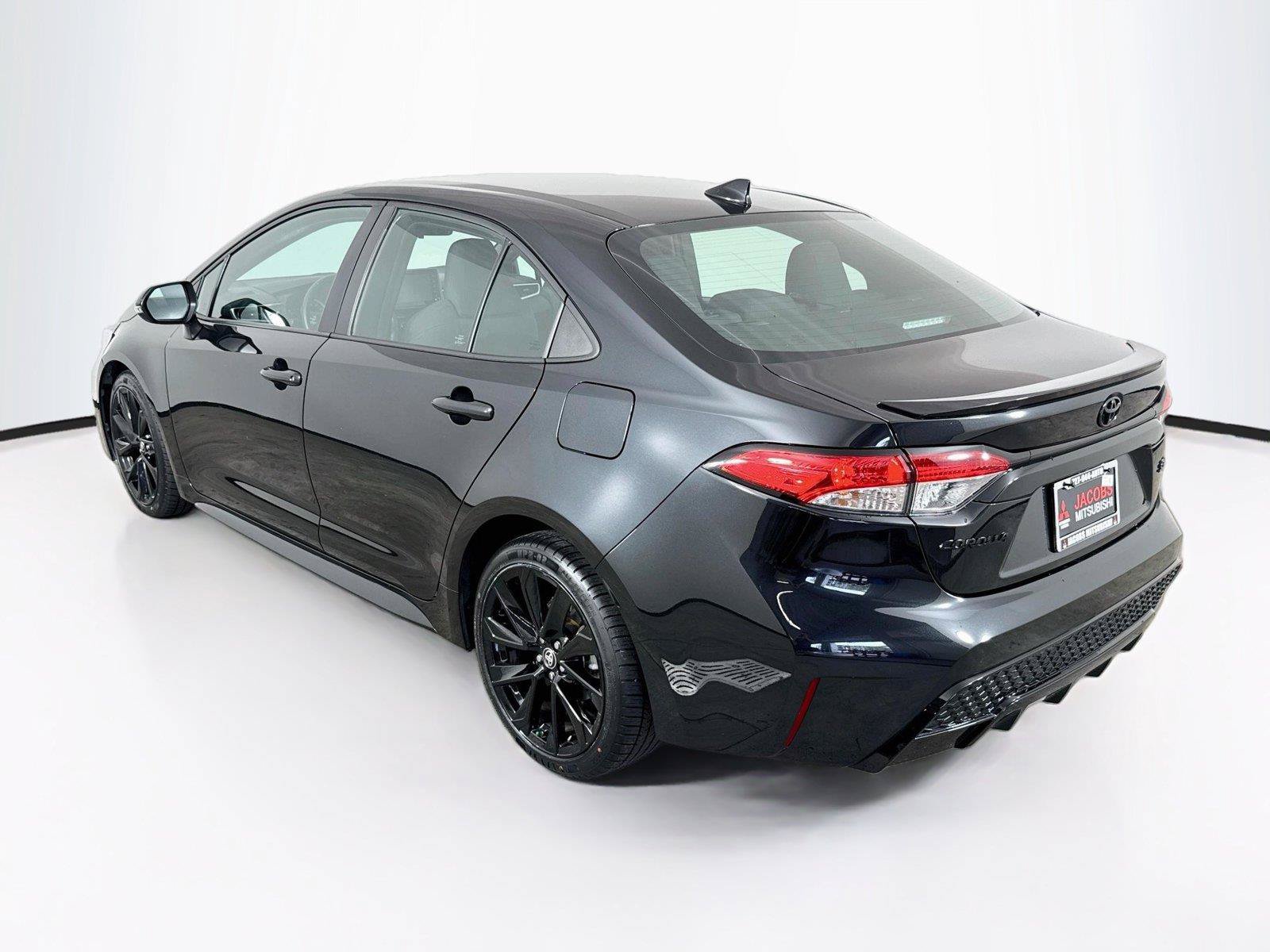Used 2021 Toyota Corolla SE FWD image 3