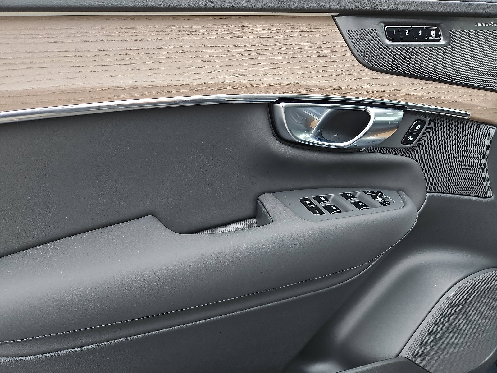 New 2026 Volvo XC90 B6 Plus w/ Protection Package Premier image 10