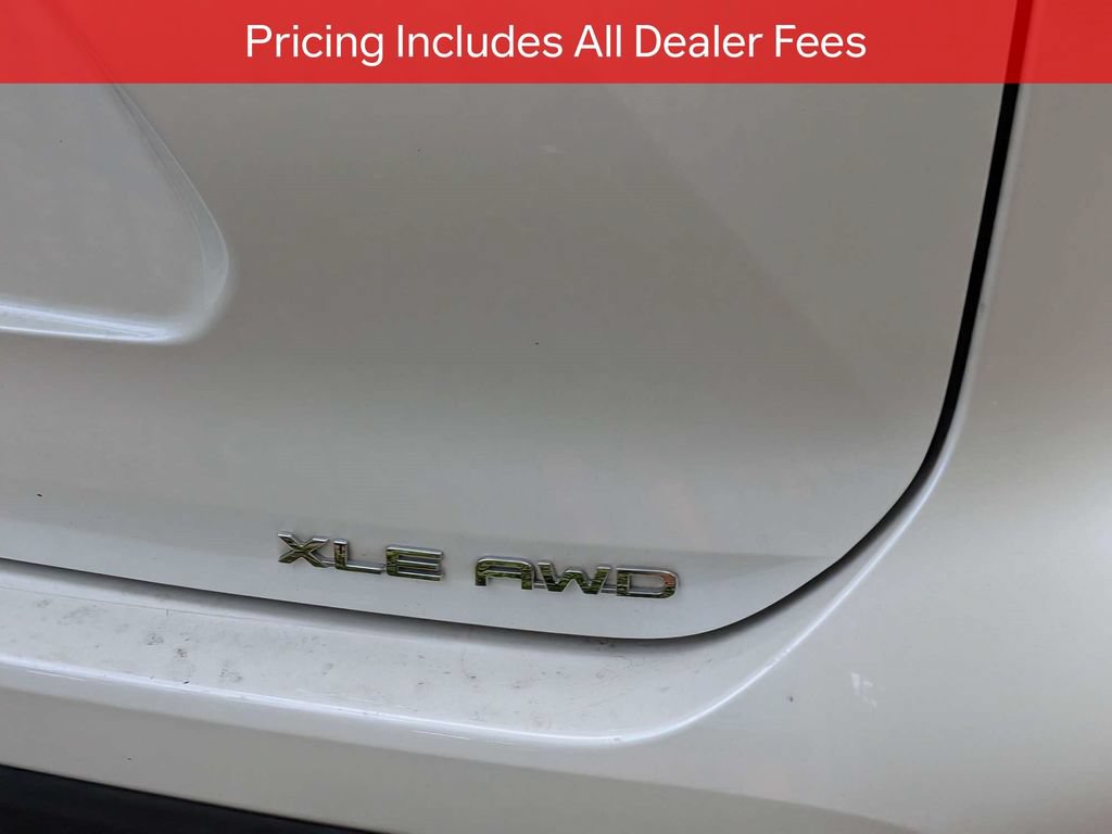 Used 2021 Toyota Highlander XLE AWD/4WD image 8