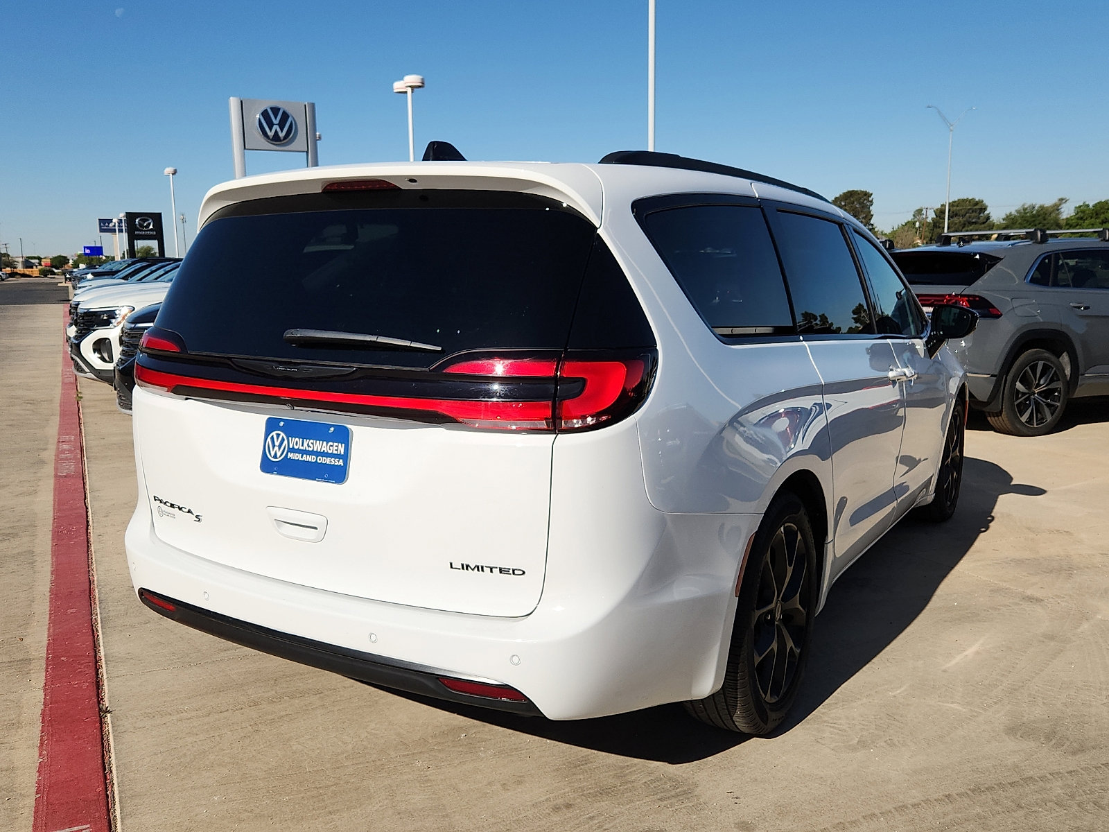 Used 2025 Chrysler Pacifica Limited FWD image 7