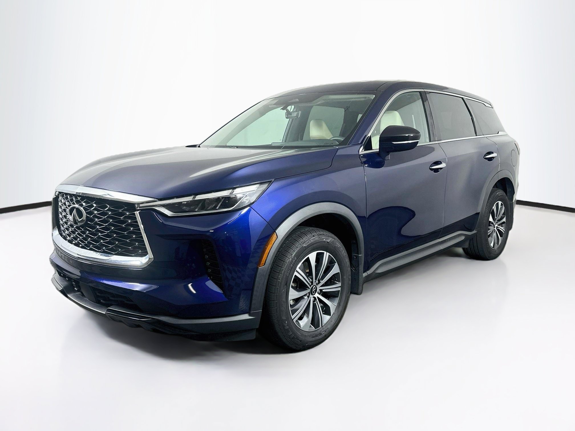 Used 2023 INFINITI QX60 Pure AWD/4WD image 3