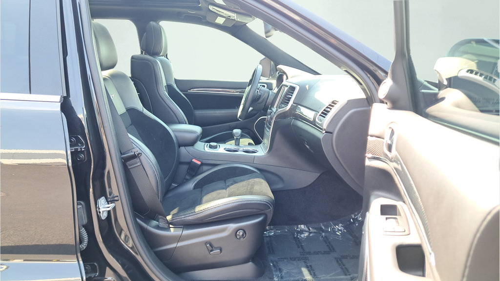 Used 2015 Jeep Grand Cherokee SRT w/ Luxury Group II AWD/4WD image 16