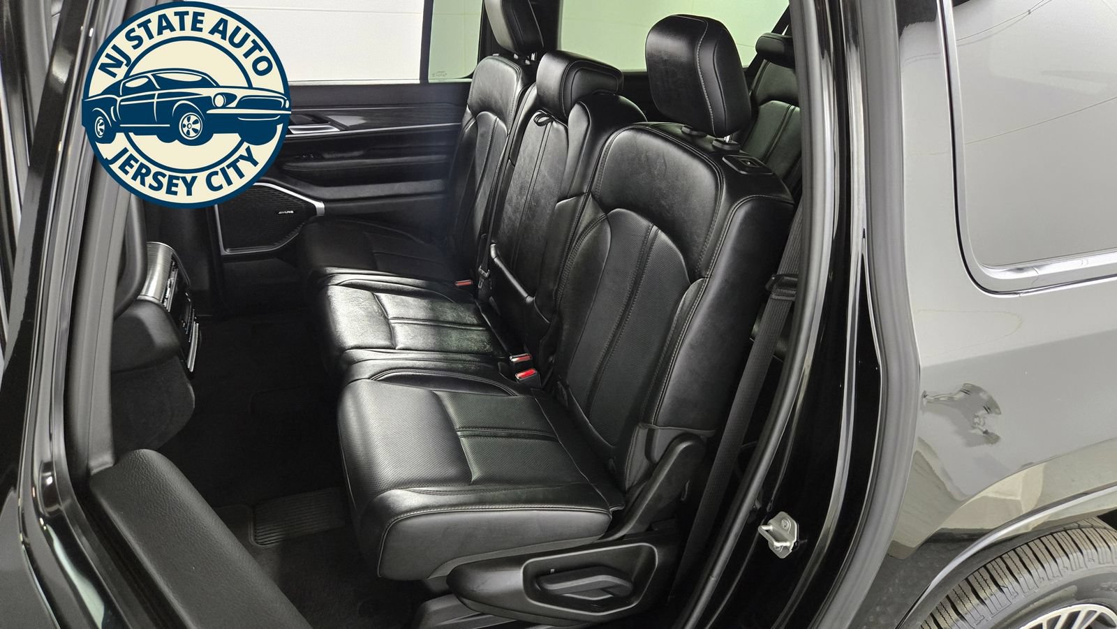 Used 2024 Jeep Wagoneer L Series II w/ Flexible Seating Group AWD/4WD image 30
