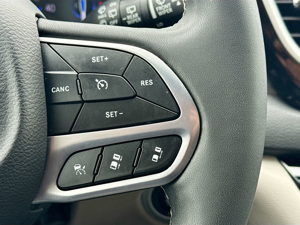 Used 2024 Chrysler Pacifica Touring-L image 10