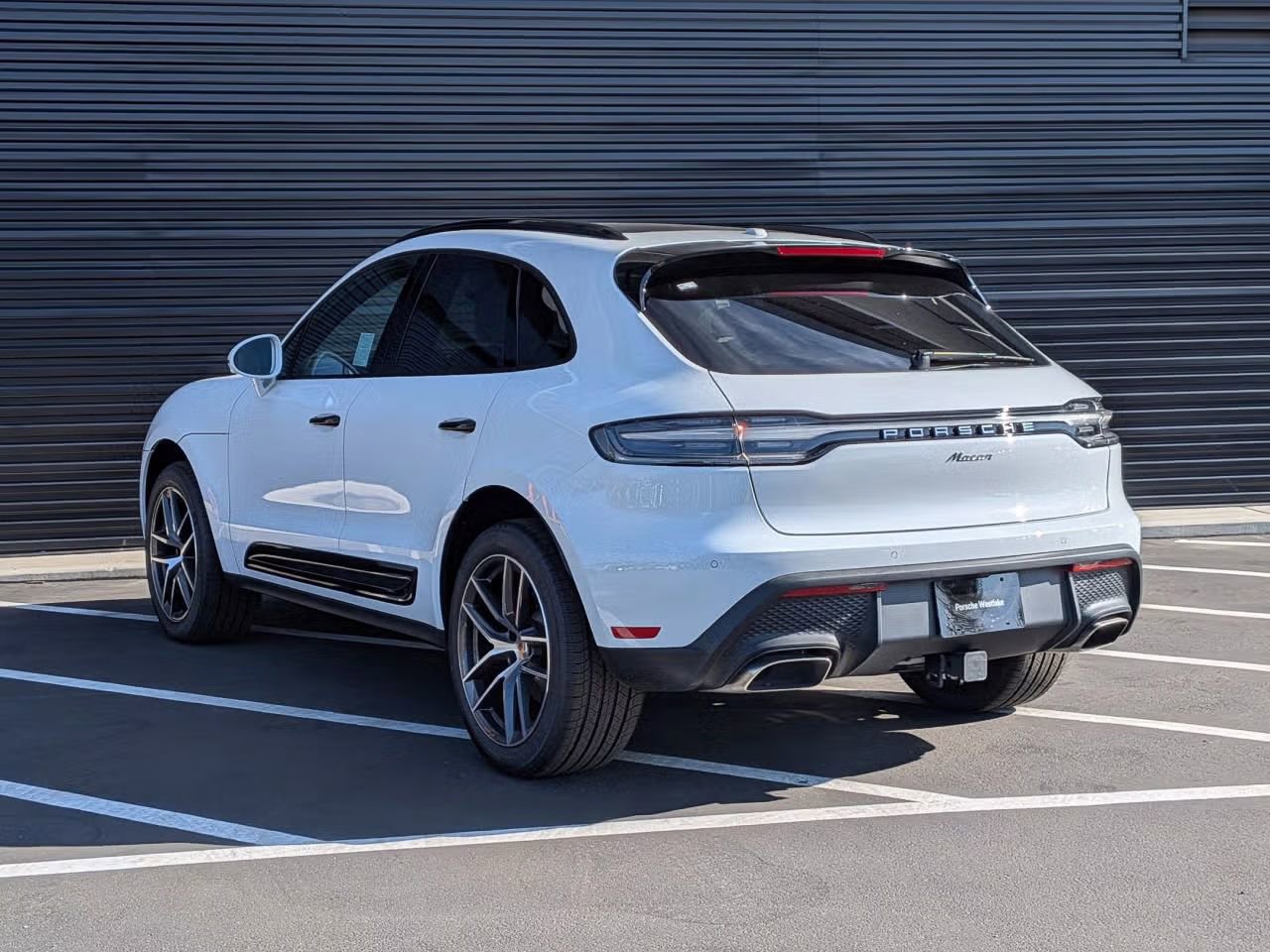 Certified 2025 Porsche Macan AWD/4WD image 3