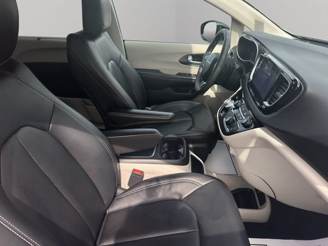 Used 2024 Chrysler Pacifica Touring-L FWD image 18