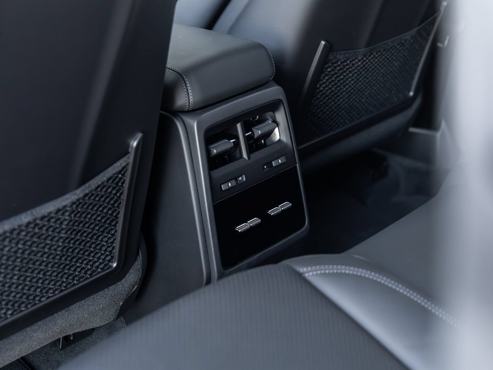 Certified 2025 Porsche Macan 4S Electric AWD/4WD image 38