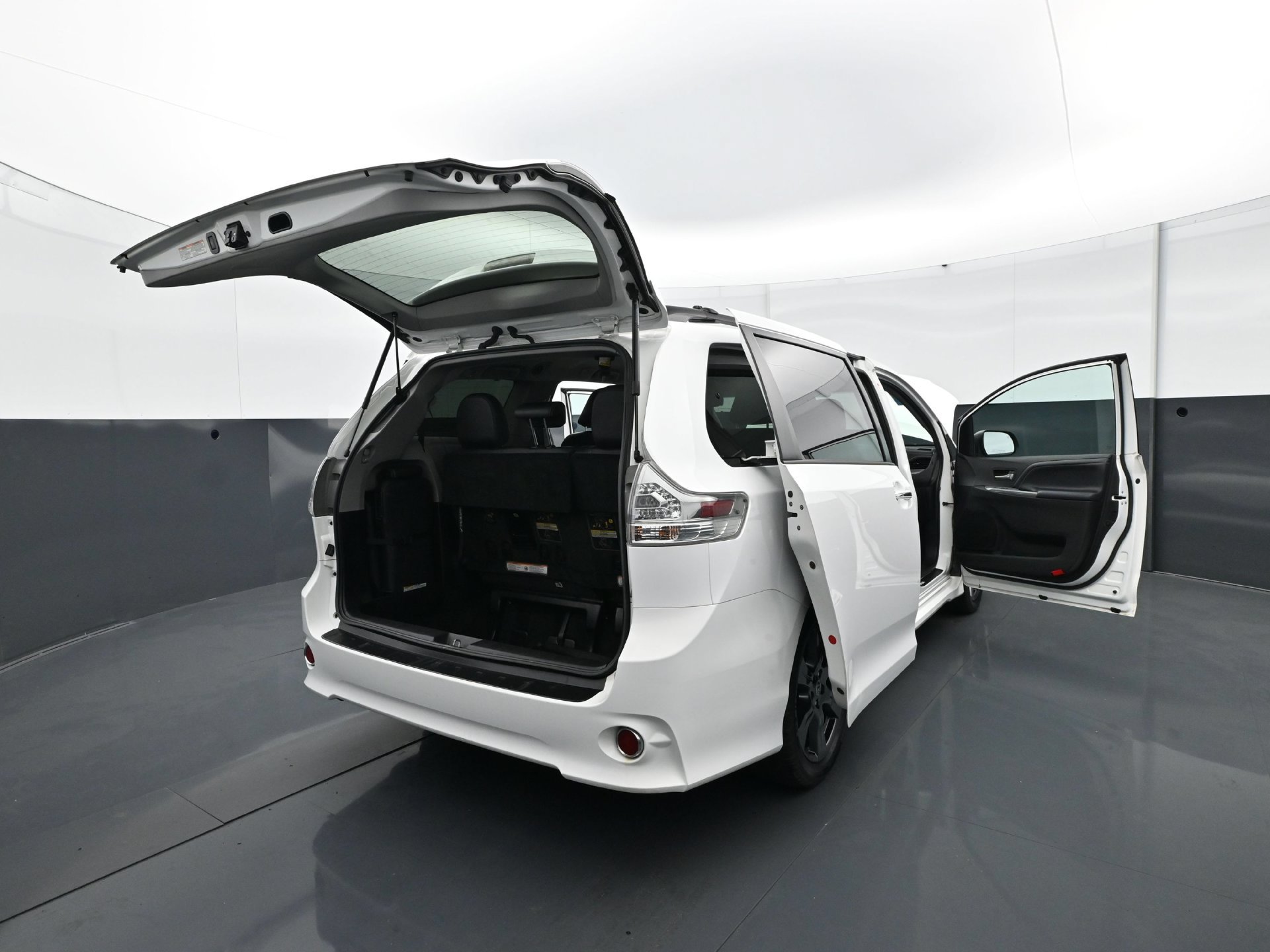 Used 2017 Toyota Sienna SE w/ SE Preferred Package FWD image 36