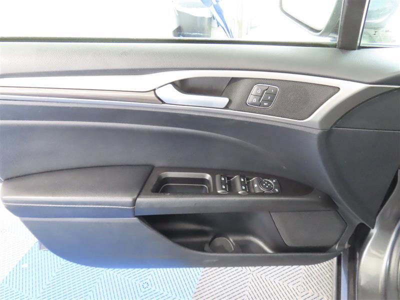 Used 2020 Ford Fusion SEL image 13