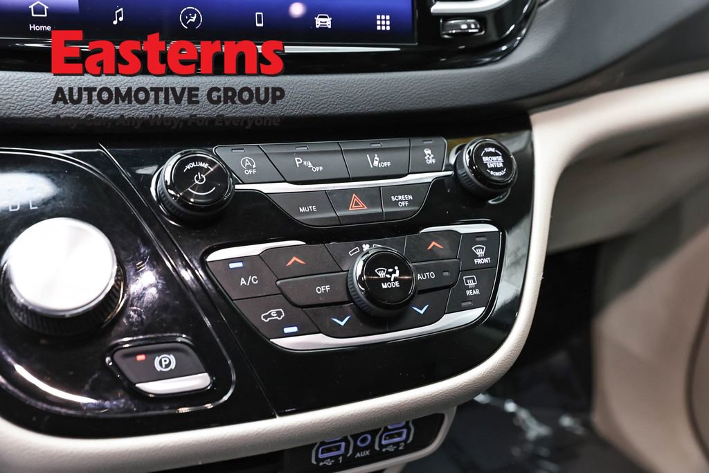 Used 2023 Chrysler Pacifica Touring-L FWD image 20
