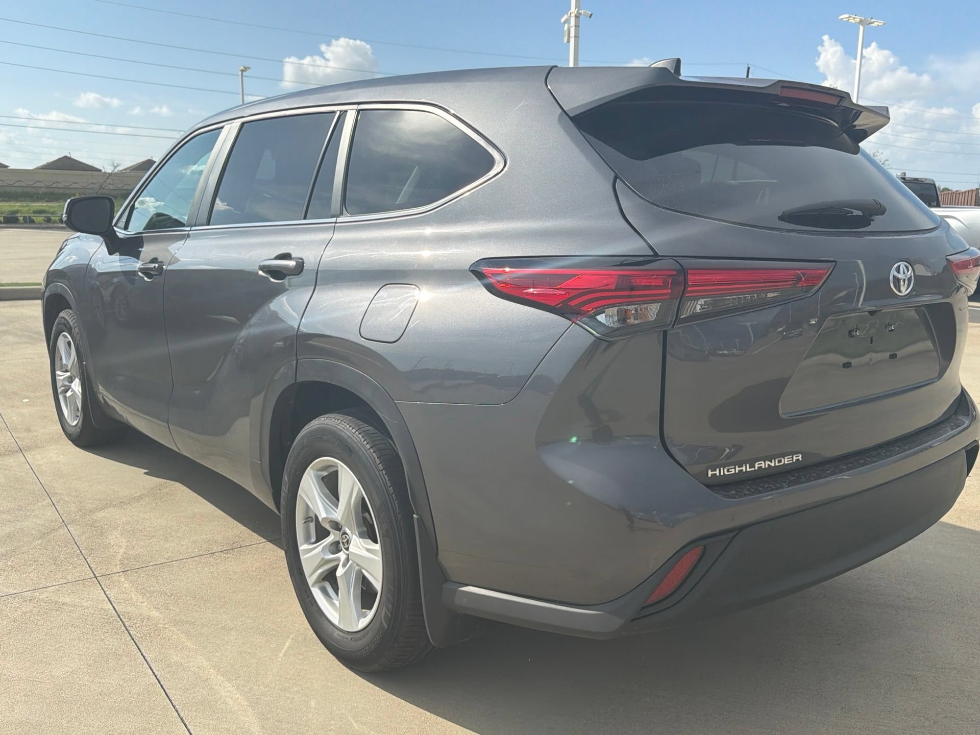 Used 2023 Toyota Highlander L FWD image 5