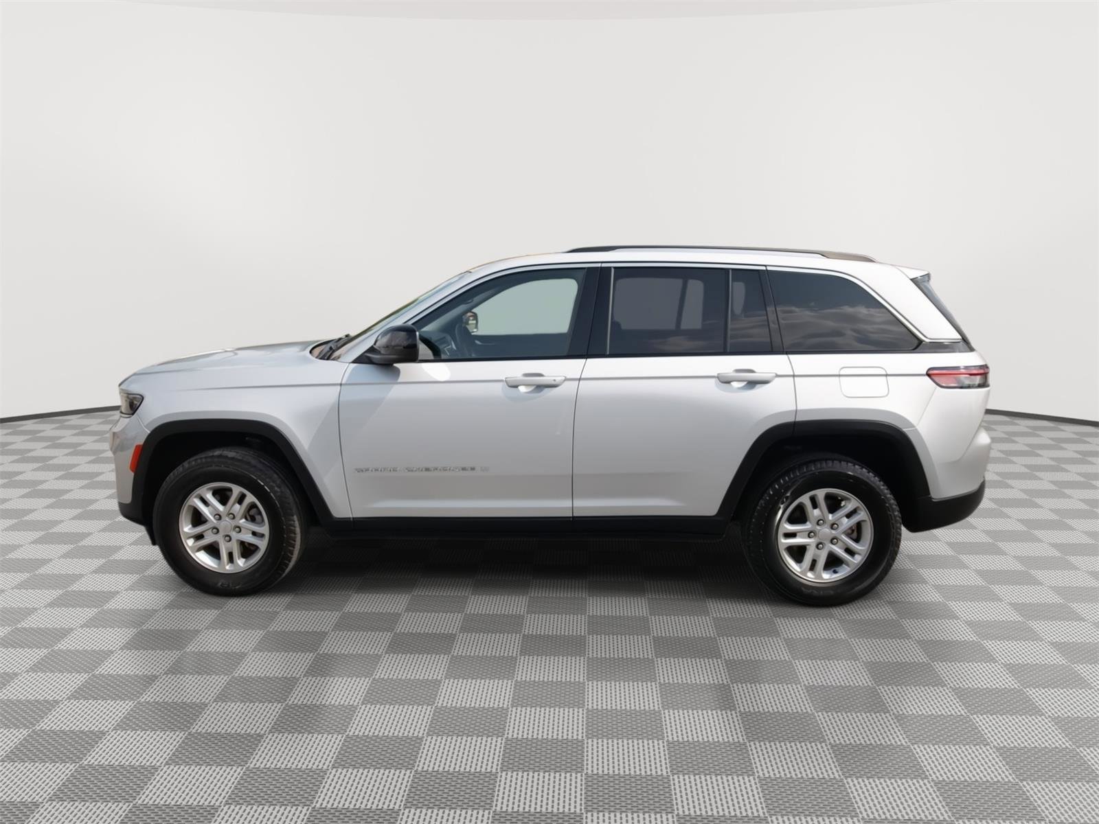 Used 2023 Jeep Grand Cherokee Laredo image 22