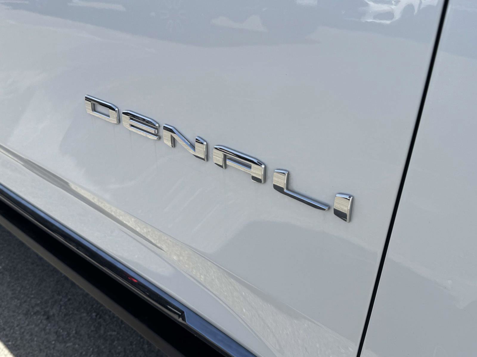 Used 2023 GMC Yukon XL Denali Ultimate AWD/4WD image 10
