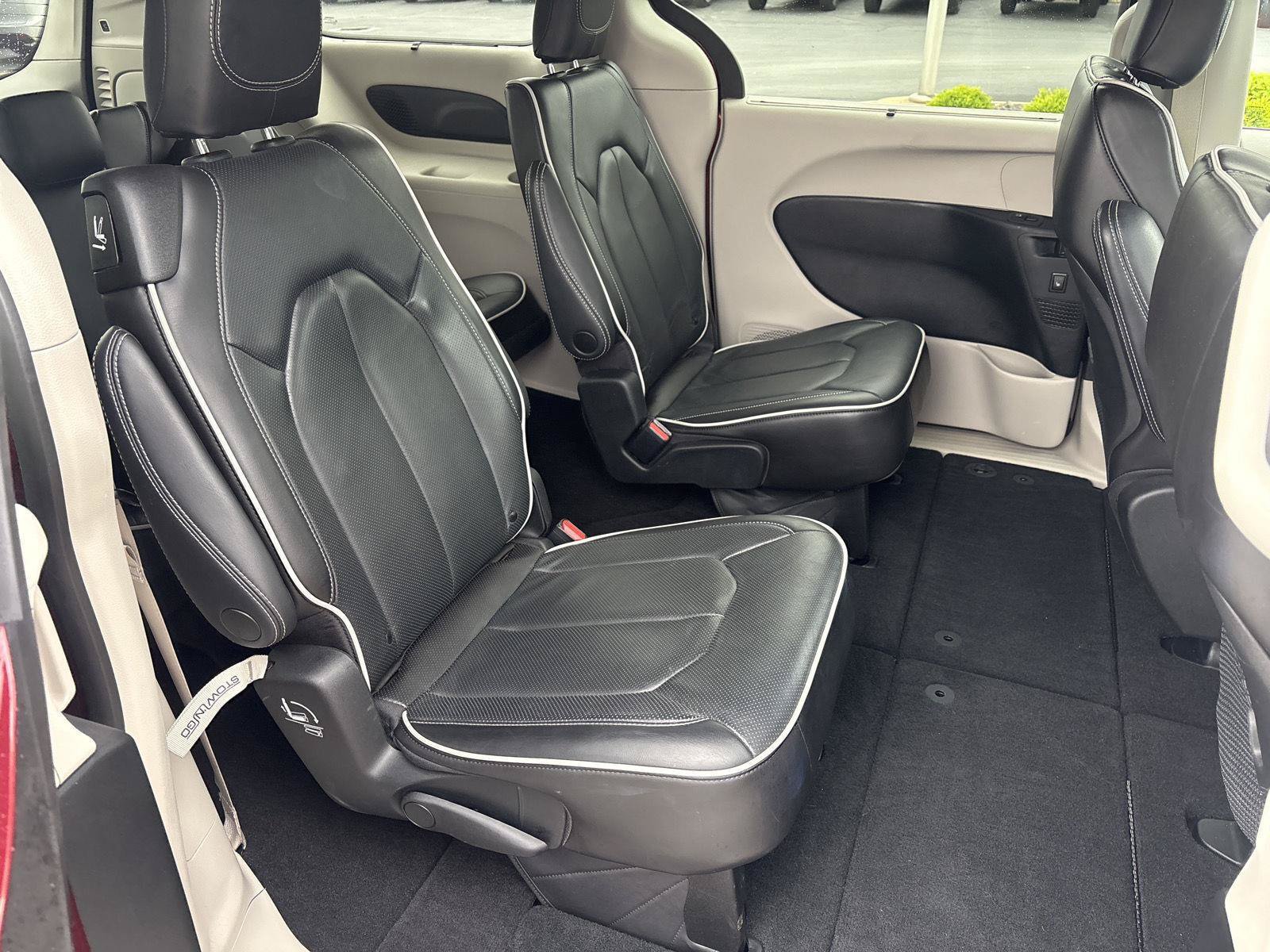 Used 2023 Chrysler Pacifica Limited FWD image 14
