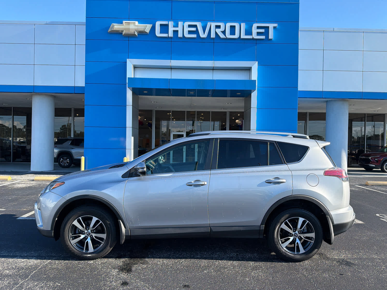 Used 2018 Toyota RAV4 XLE w/ Plus Extra Value Package AWD/4WD image 2